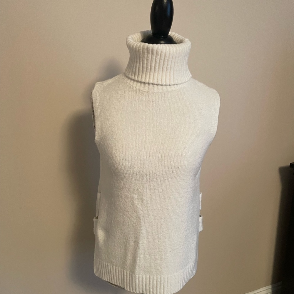 Super cute sleeveless turtleneck